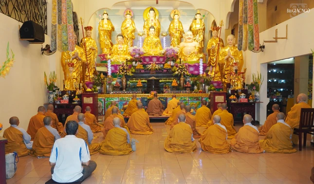 Trang nghiêm khóa lễ tụng kinh Di Đà tưởng niệm Đại lão Hòa thượng Thích Giác Hải tại chánh điện chùa Trấn Quốc Trang nghiêm khóa lễ tụng kinh Di Đà tưởng niệm Đại lão Hòa thượng Thích Giác Hải tại chánh điện chùa Trấn Quốc