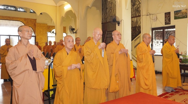 Chư tôn đức dâng hương tưởng niệm