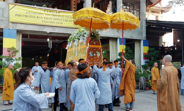 Cung thỉnh kim quan rời Giác linh đường chùa Đức Phú