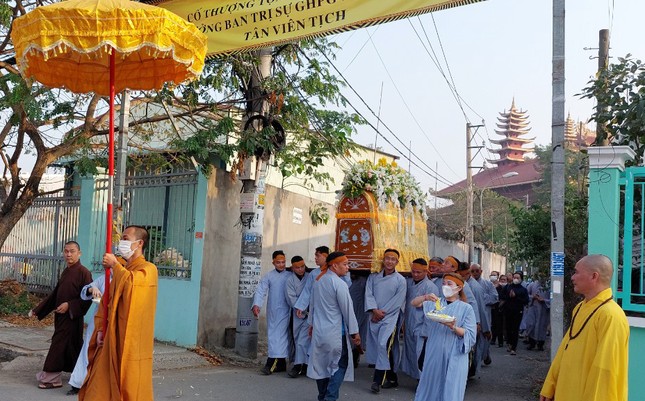 Kim quan Thượng tọa được cung thỉnh rời chùa Đức Phú