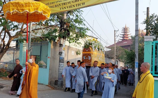 Kim quan Thượng tọa được cung thỉnh rời chùa Đức Phú