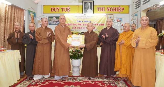 Thượng tọa Thích Quang Thạnh, cùng chư tôn đức Ban Giáo dục Phật giáo TP.HCM trao hoa, tịnh tài và quà tặng đến Lớp sơ cấp Phật học Q.3