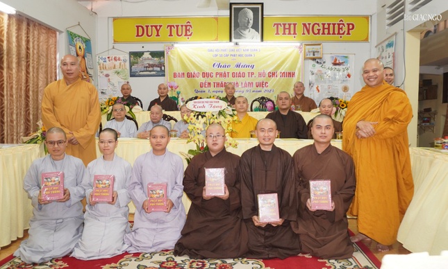 Thượng tọa Thích Giác Hoàng, Thượng tọa Thích Minh Thành - Phó ban Giáo dục Phật giáo TP.HCM trao tặng bộ sách Phật học Phổ thông đến Tăng Ni sinh Lớp Sơ cấp Phật học Q.3