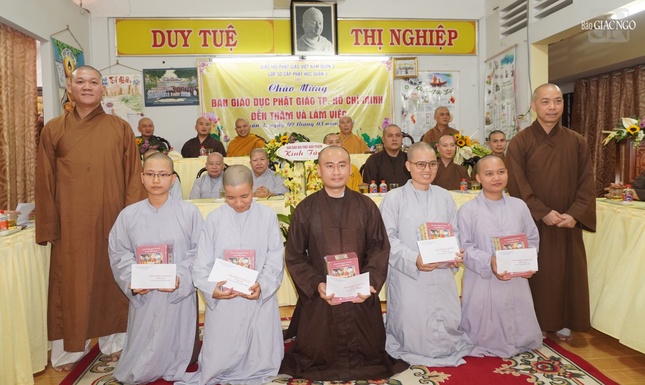 Thượng tọa Thích Quang Thạnh, Trưởng ban Giáo dục Phật giáo TP.HCM và Thượng tọa Thích Minh Duyên, Phó ban Trị sự GHPGVN Q.3 trao phần thưởng đến 5 vị thi tụng luật khóa XIV