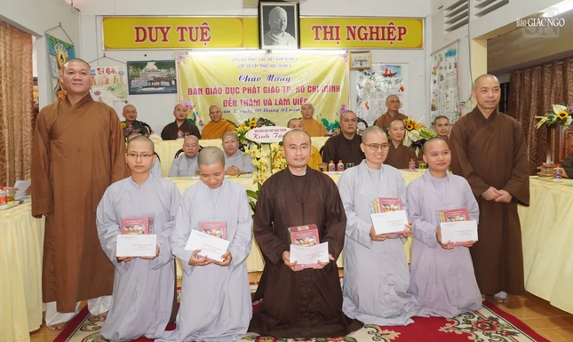Thượng tọa Thích Quang Thạnh, Trưởng ban Giáo dục Phật giáo TP.HCM và Thượng tọa Thích Minh Duyên, Phó ban Trị sự GHPGVN Q.3 trao phần thưởng đến 5 vị thi tụng luật khóa XIV Thượng tọa Thích Quang Thạnh, Trưởng ban Giáo dục Phật giáo TP.HCM và Thượng tọa Thích Minh Duyên, Phó ban Trị sự GHPGVN Q.3 trao phần thưởng đến 5 vị thi tụng luật khóa XIV