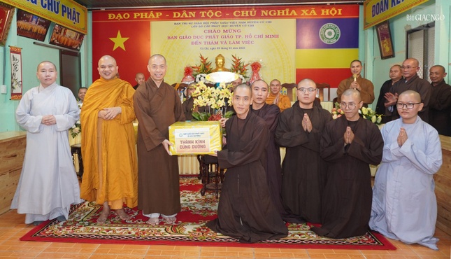 Trao tặng bộ sách Phật học Phổ thông đến Tăng Ni sinh Lớp Sơ cấp Phật học H.Củ Chi