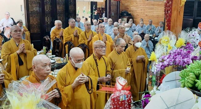 Chư tôn giáo phẩm niêm hương tưởng niệm húy nhật Ni trưởng Thích nữ Tịnh Bích - Ảnh: Hạnh Đoan