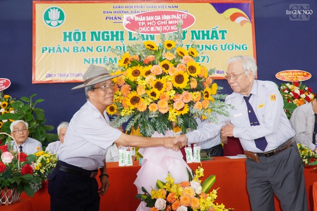 Lẵng hoa chúc mừng của Phân ban Gia đình Phật tử TP.HCM