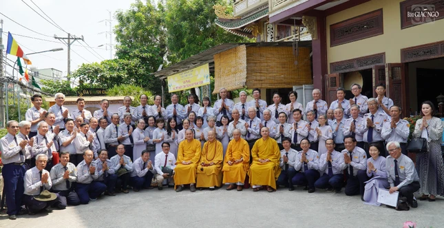 Phân ban Gia đình Phật tử T.Ư nhiệm kỳ 2022-2027 lưu niệm cùng chư tôn đức Ban Hướng dẫn Phật tử T.Ư