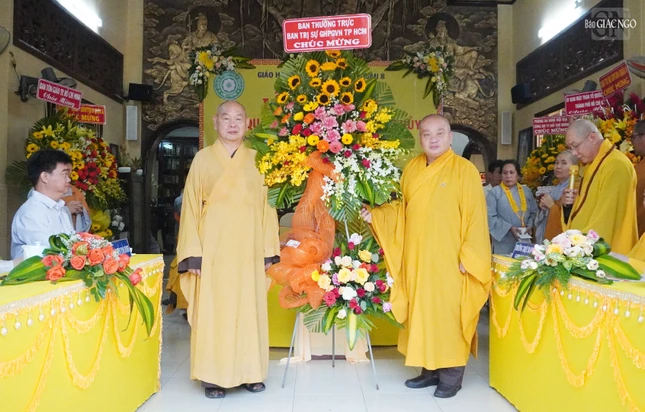 Thượng tọa Thích Trung Nguyện trao tặng lẵng hoa chúc mừng