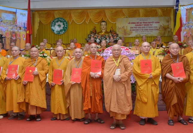 Hòa thượng Thích Giác Toàn trao quyết định đến các vị Ủy viên Ban Phật giáo Quốc tế T.Ư