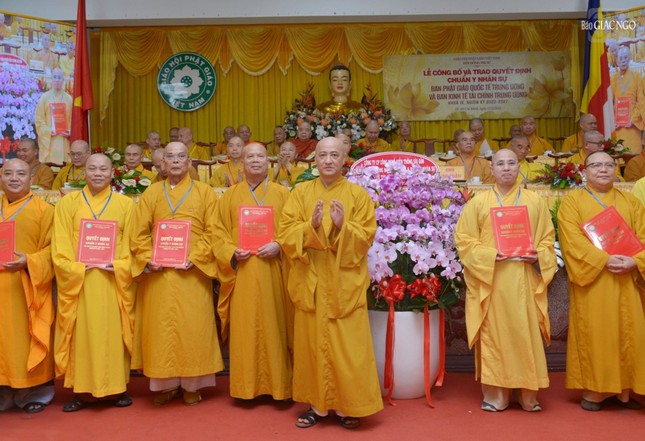 Hòa thượng Thích Huệ Thông trao quyết định đến các thành viên Ban Kinh tế-Tài chính T.Ư