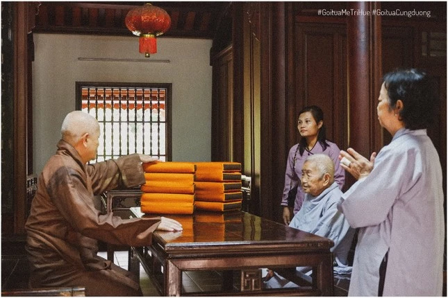 Gia đình cúng dường gối trái dựa đến chùa Từ Hiếu trong mùa an cư - Ảnh: Journeys in Hue