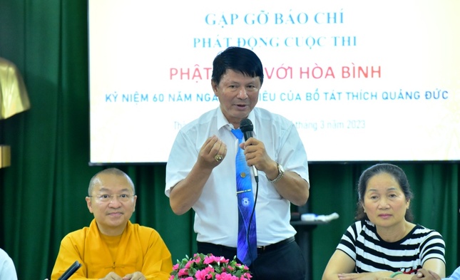 Nhiếp ảnh Dương Hoài Trung thông tin với các cơ quan báo chí về cuộc thi