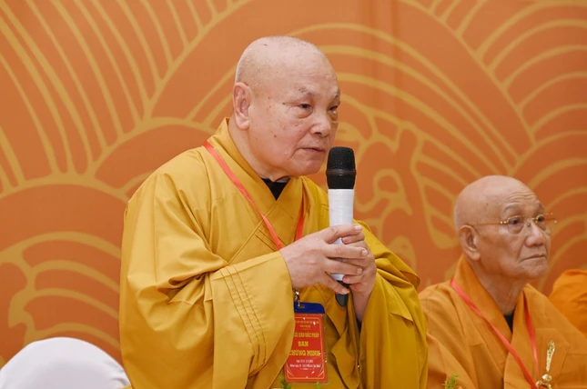 Hòa thượng Thích Thiện Nhơn ban đạo từ chứng minh - Ảnh: Đăng Huy Hòa thượng Thích Thiện Nhơn ban đạo từ chứng minh - Ảnh: Đăng Huy