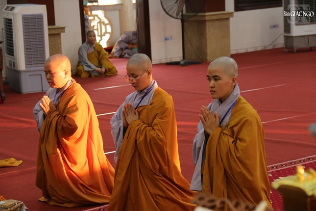 Lần lượt 3 vị được tấn đàn