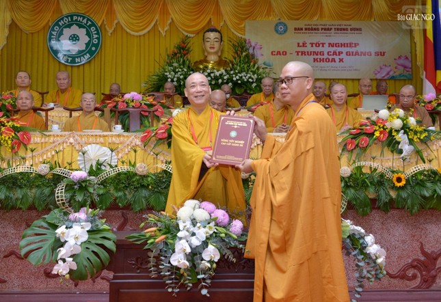 Hòa thượng Thích Bảo Nghiêm trao bằng tốt nghiệp đến giảng sinh Cao cấp giảng sư khóa X (2019-2022)
