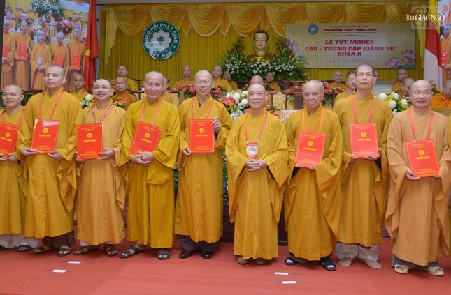 Hòa thượng Thích Bảo Nghiêm trao quyết định đến Ban điều hành khóa đào tạo Cao - Trung cấp giảng sư phía Nam