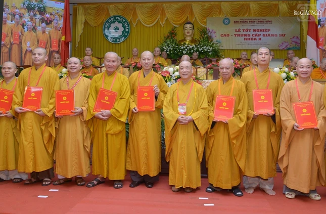 Hòa thượng Thích Bảo Nghiêm trao quyết định đến Ban điều hành khóa đào tạo Cao - Trung cấp giảng sư phía Nam