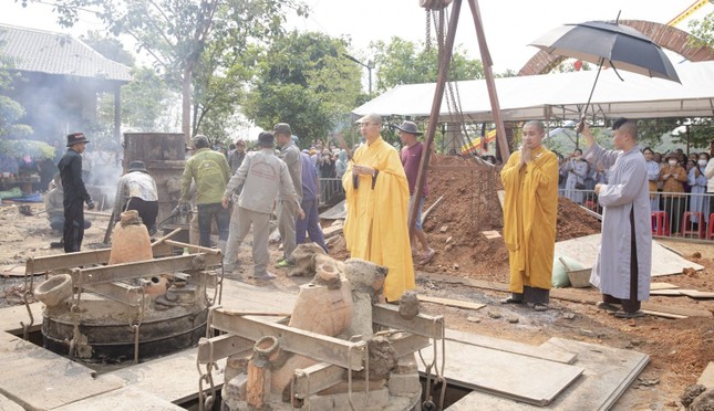 Đại đức Thích Chúc Tấn, trụ trì chùa Phước Quang dâng hương cầu nguyện lễ rót đồng