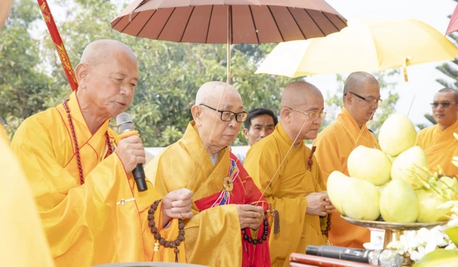 Chư tôn đức niêm hương bạch Phật Chư tôn đức niêm hương bạch Phật