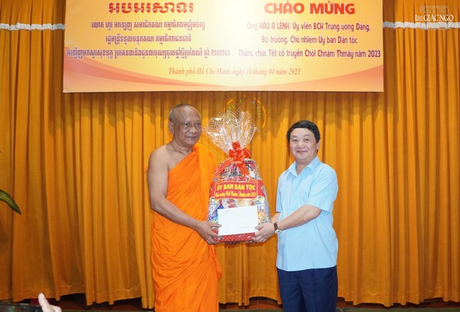 Ông Hầu A Lềnh, Bộ Trưởng, Chủ nhiệm Ủy ban Dân tộc tặng quà chúc mừng Tết cổ truyền đến Hòa thượng Danh Lung