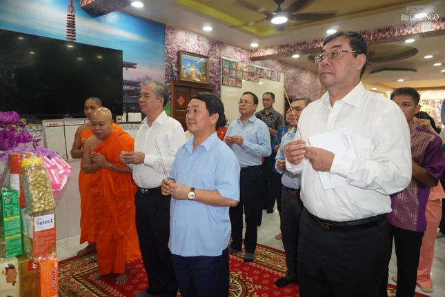 Đoàn lễ Phật tại chùa Pothiwong