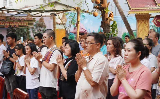 Phật tử về chùa đón giao thừa truyền thống của người Khmer