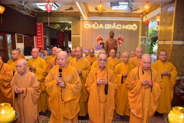 Chư tôn đức niêm hương