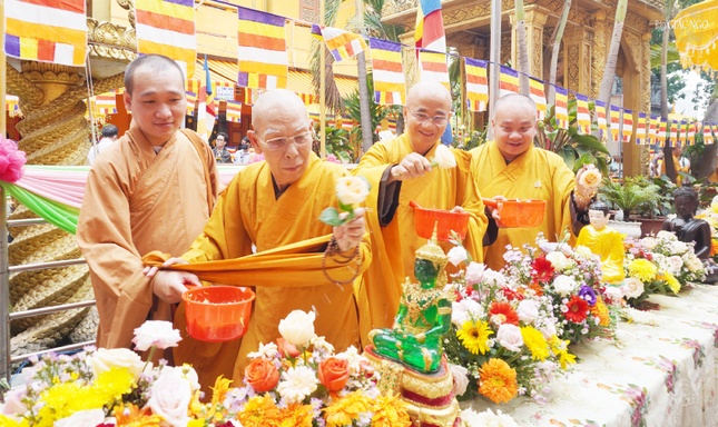 Chư tôn đức Phật giáo TP.HCM chúc Tết cổ truyền tại chùa Candaransi và thực hiện nghi thức Tắm Phật