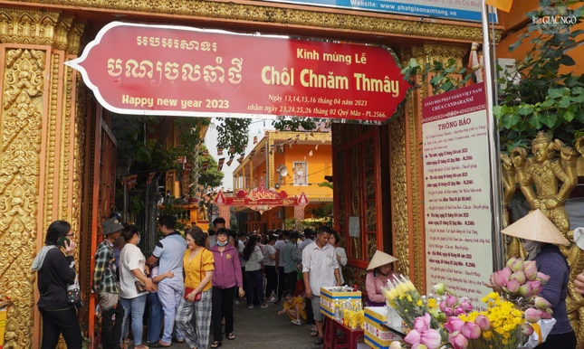Đông đảo bà con Khmer Nam bộ và du học sinh Lào, Campuchia... đã về chùa Candaransi đón Tết cổ truyền Chôl Chnăm Thmây