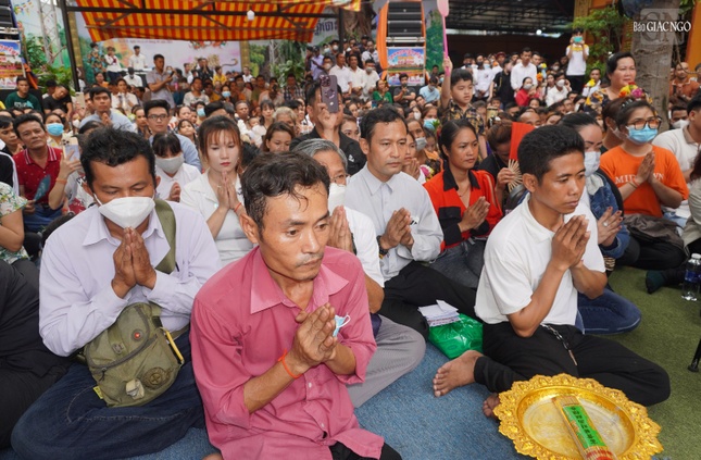 Bà con Khmer tham dự lễ và lắng nghe lời chúc mừng của Hòa thượng Chủ tịch Hội đồng Trị sự