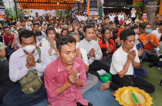 Bà con Khmer tham dự lễ và lắng nghe lời chúc mừng của Hòa thượng Chủ tịch Hội đồng Trị sự