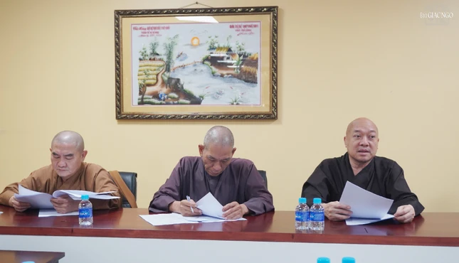 Thượng tọa Thích Nguyên Hạnh đóng góp ý kiến về thiết kế xe hoa