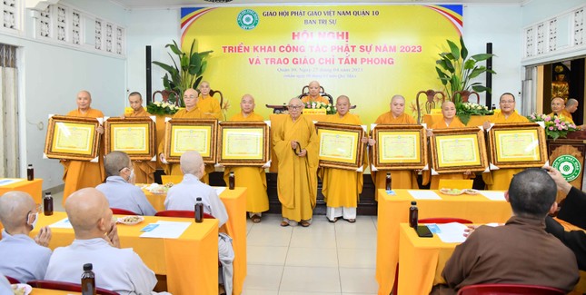 Trưởng lão Hòa thượng Thích Như Tín trao giáo chỉ tấn phong giáo phẩm đến chư tôn đức Phật giáo quận 10