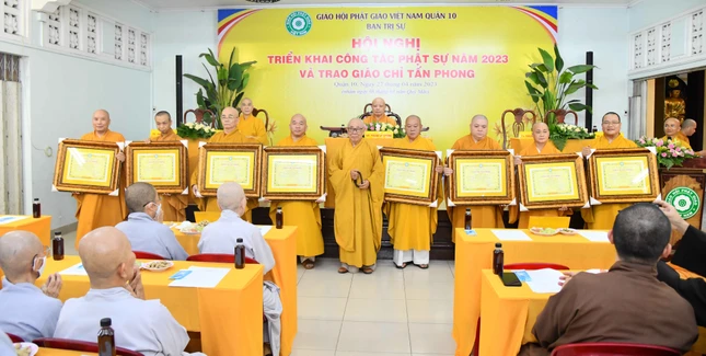 Trưởng lão Hòa thượng Thích Như Tín trao giáo chỉ tấn phong giáo phẩm đến chư tôn đức Phật giáo quận 10