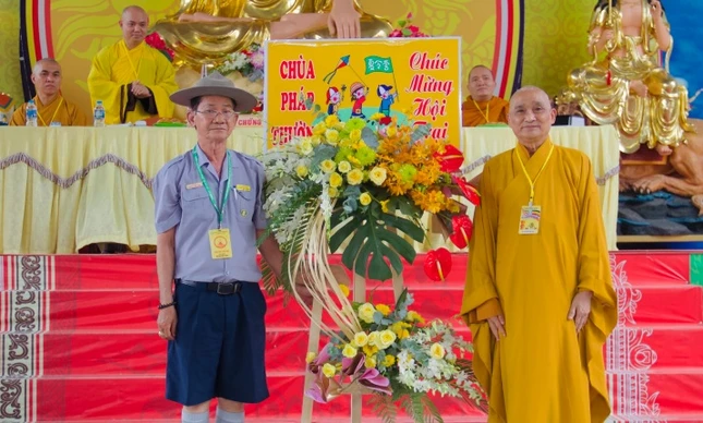 Hòa thượng Thiện Pháp trao tặng hoa chúc mừng