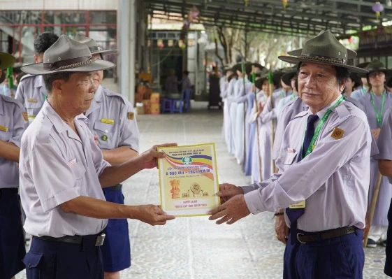 Huynh trưởng Thị Cư, Trưởng Phân ban Gia đình Phật tử TP.HCM trao quyết định đến Ban Quản trại