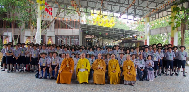 144 trại sinh Liên trại huấn luyện Lộc Uyển và A Dục lưu niệm cùng chư tôn đức