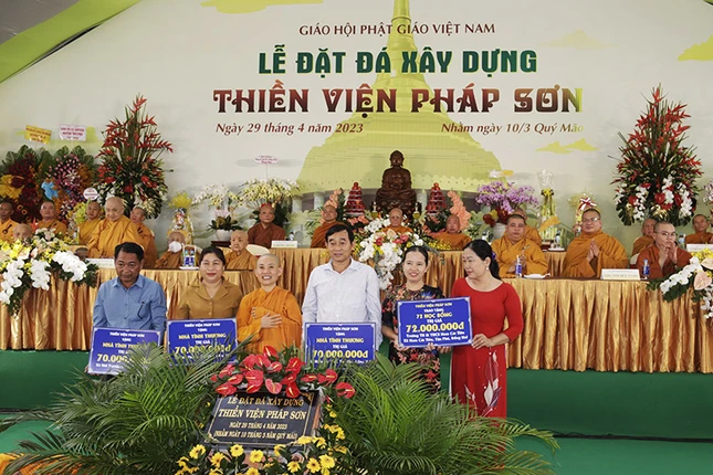 Thiền viện Pháp Sơn trao tặng nhà tình thương và học bổng đến đại diện các xã