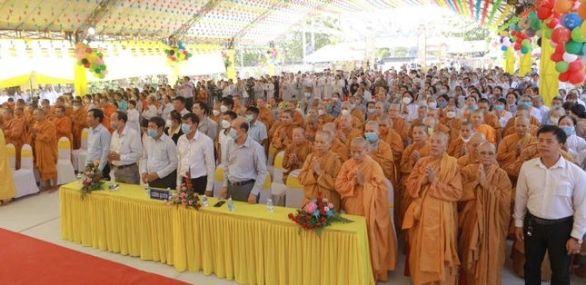 Đại diện Tăng Ni, chính quyền và Phật tử tham dự lễ