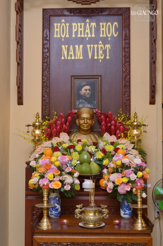 Di ảnh và tôn tượng cư sĩ Chánh Trí tại tổ đường chùa Xá Lợi Di ảnh và tôn tượng cư sĩ Chánh Trí tại tổ đường chùa Xá Lợi