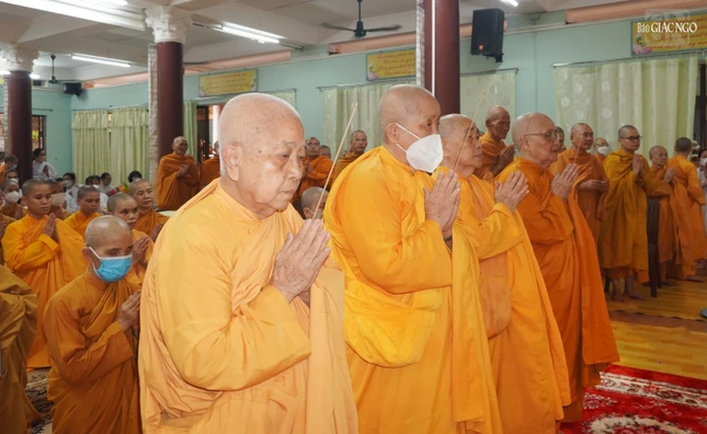 Chư Ni dâng hương tưởng niệm