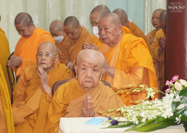 Ni trưởng Thích nữ Tân Liên cùng chư Ni hệ phái thành kính tưởng niệm