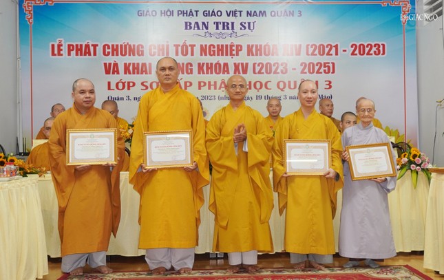 Thượng tọa Thích Thiện Quý trao tặng bằng Tuyên dương công đức Thượng tọa Thích Thiện Quý trao tặng bằng Tuyên dương công đức