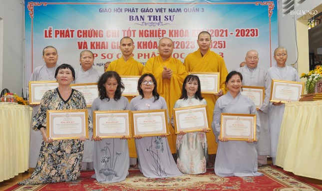 Thượng tọa Thích Trung Nguyện trao bằng công đức ghi nhận những đóng góp của các cá nhân đối với công tác giáo dục Lớp sơ cấp Phật học Q.3 khóa XIV Thượng tọa Thích Trung Nguyện trao bằng công đức ghi nhận những đóng góp của các cá nhân đối với công tác giáo dục Lớp sơ cấp Phật học Q.3 khóa XIV