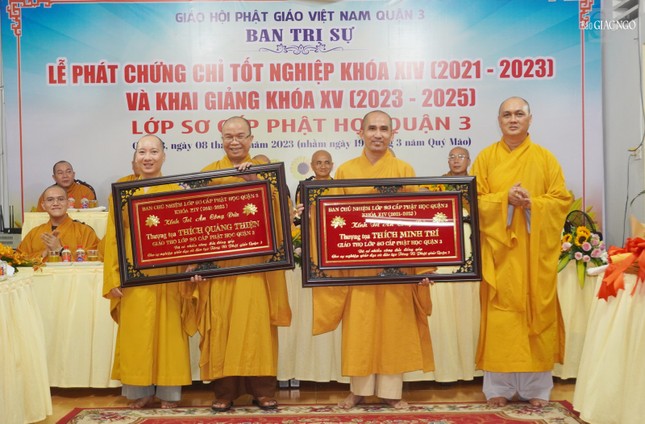 Ban Chủ nhiệm Lớp sơ cấp Phật học tri ân đến giáo thọ không tham gia giảng dạy khóa XV Ban Chủ nhiệm Lớp sơ cấp Phật học tri ân đến giáo thọ không tham gia giảng dạy khóa XV