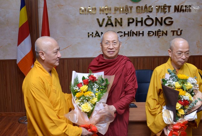 Hòa Thượng Thích Huệ Thông tặng hoa đến Hòa thượng Thích Tăng Định, Phó Phân ban phụ trách Giới luật