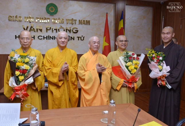 Tặng hoa chúc mừng đến Phân ban phụ trách Giới luật