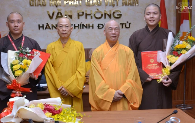 Trao quyết định đến chư tôn đức Phó Văn phòng II trực thuộc Ban Pháp chế T.Ư